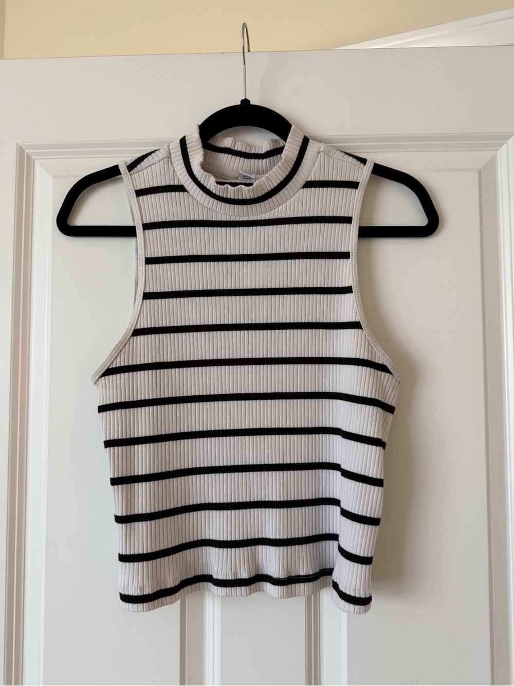 Old Navy Ribbed Mock Neck Sleeveless Tank in White with Black Stripes
